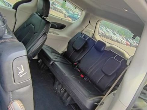 Used 2017 Chrysler Pacifica Touring-L Plus w/ Tire & Wheel Group FWD image 9