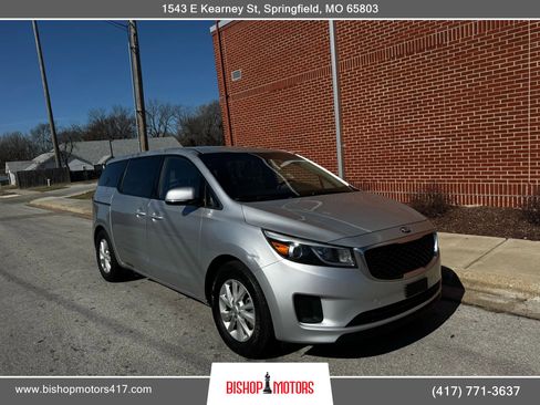 Used 2017 Kia Sedona LX image 9