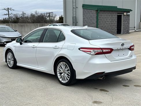 Used 2020 Toyota Camry XLE image 2