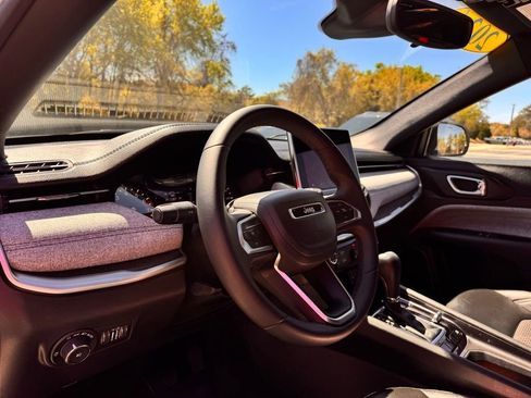 Used 2024 Jeep Compass Latitude image 38