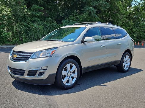 Used 2017 Chevrolet Traverse LT w/ Style and Technology Package FWD image 3