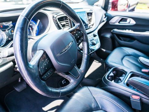 Used 2019 Chrysler Pacifica Touring-L FWD image 10