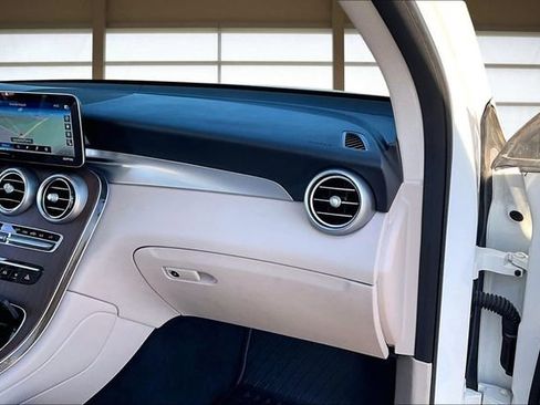 Used 2021 Mercedes-Benz GLC 300 4MATIC image 17