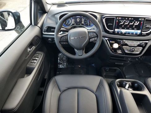 New 2026 Chrysler Pacifica Select image 17