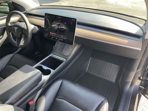 Used 2024 Tesla Model Y Performance image 28