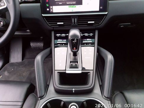 Used 2023 Porsche Cayenne Platinum Edition image 26