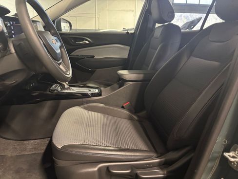 Used 2025 Chevrolet Trax LT image 35