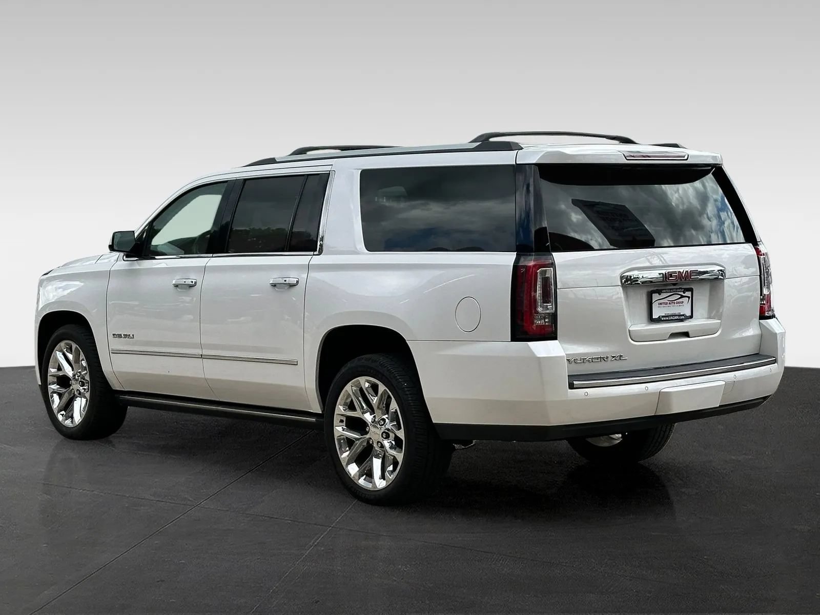 Used 2018 GMC Yukon XL Denali w/ Denali Ultimate Package AWD/4WD image 5