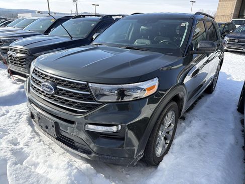 Used 2022 Ford Explorer XLT w/ Equipment Group 202A image 3