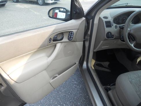 Used 2005 Ford Focus SE image 12