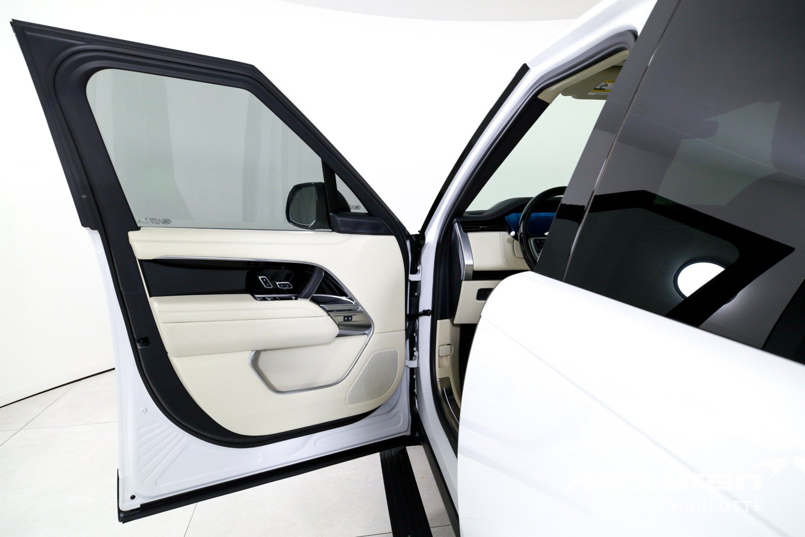 Used 2025 Land Rover Range Rover SE AWD/4WD image 10