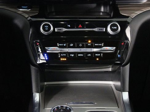 Used 2024 Ford Explorer Limited image 21