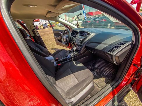 Used 2018 Ford Focus SE w/ SE Appearance Package image 29