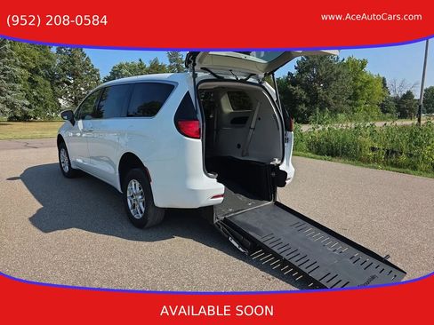 Used 2022 Chrysler Voyager LX FWD image 1