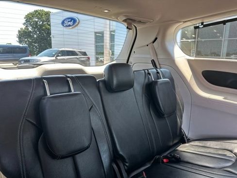 Used 2022 Chrysler Pacifica Touring-L FWD image 13