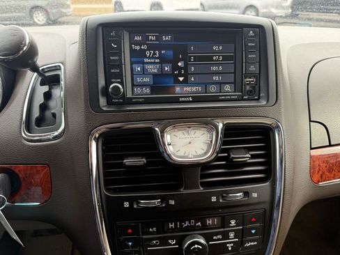 Used 2016 Chrysler Town & Country Touring image 14