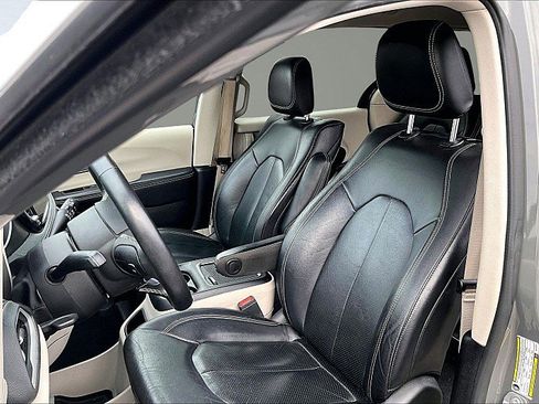 Used 2022 Chrysler Pacifica Touring-L w/ Uconnect Theater Family Group image 25