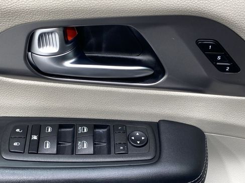 Used 2023 Chrysler Pacifica Touring-L FWD image 13