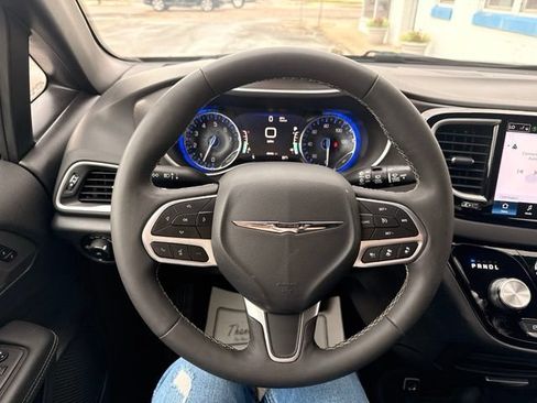 Used 2025 Chrysler Pacifica Select FWD image 16