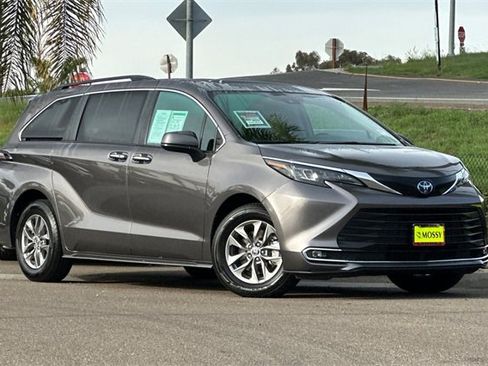 Used 2024 Toyota Sienna XLE image 3
