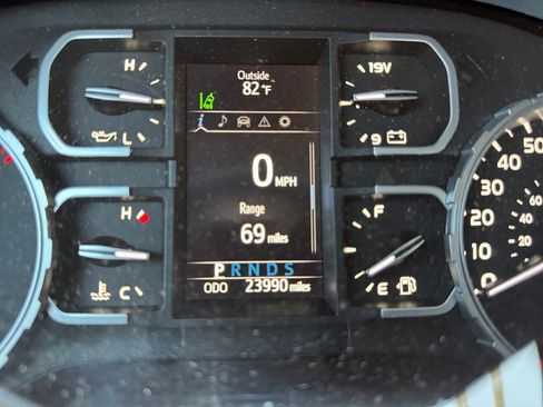 Used 2021 Toyota Tundra SR5 w/ SR5 Leather Package AWD/4WD image 11