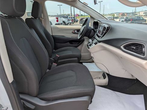 Used 2022 Chrysler Voyager LX FWD image 39