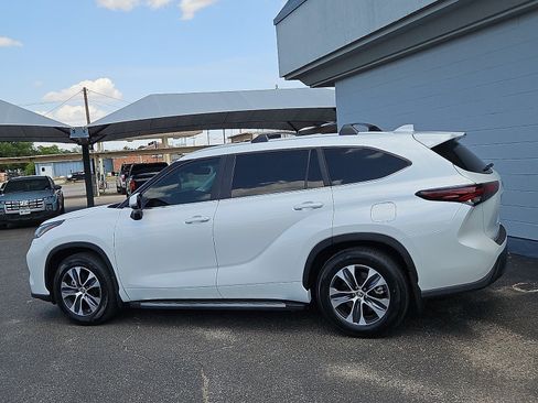 Used 2024 Toyota Highlander XLE FWD image 2