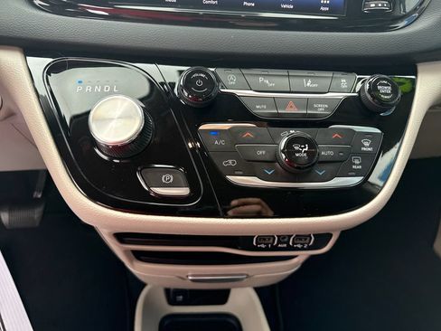 Used 2023 Chrysler Pacifica Touring-L FWD image 20