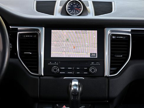 Used 2018 Porsche Macan Sport Edition AWD/4WD image 21