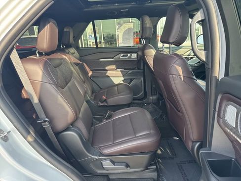 Certified 2025 Ford Explorer Platinum w/ LUX Leather Package image 33