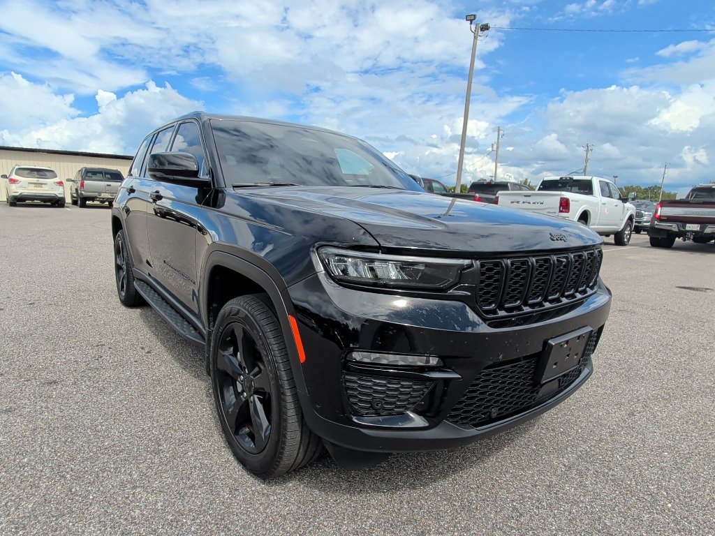 Used 2025 Jeep Grand Cherokee Limited w/ Luxury Tech Group II AWD/4WD image 3
