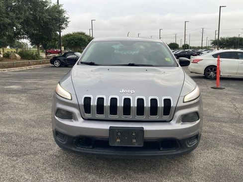 Used 2017 Jeep Cherokee Sport FWD image 2