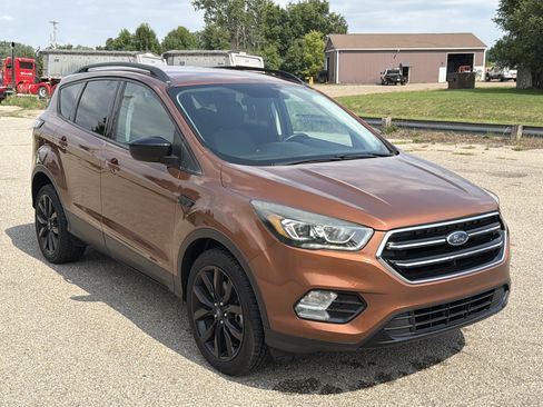 Used 2017 Ford Escape SE w/ Equipment Group 201A AWD/4WD image 2