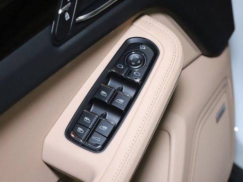 Used 2026 Porsche Macan AWD/4WD image 19