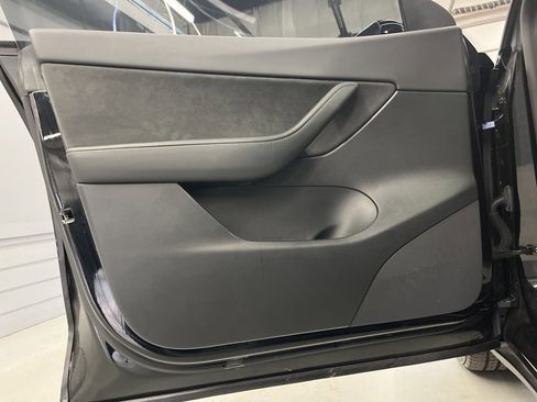Used 2022 Tesla Model Y Long Range image 9