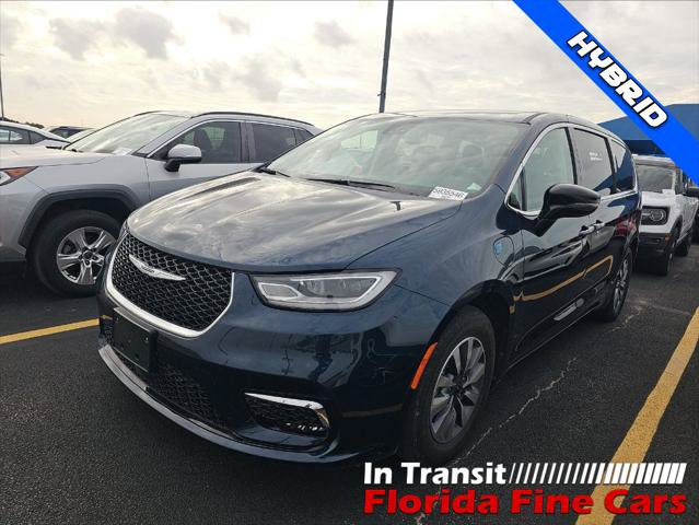Used 2024 Chrysler Pacifica Limited FWD image 2