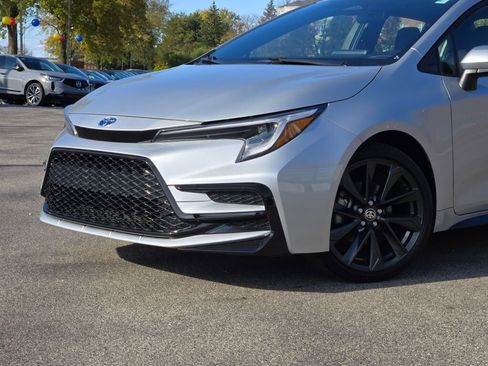 Used 2025 Toyota Corolla SE image 2