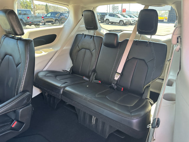 Used 2024 Chrysler Pacifica Touring-L FWD image 11
