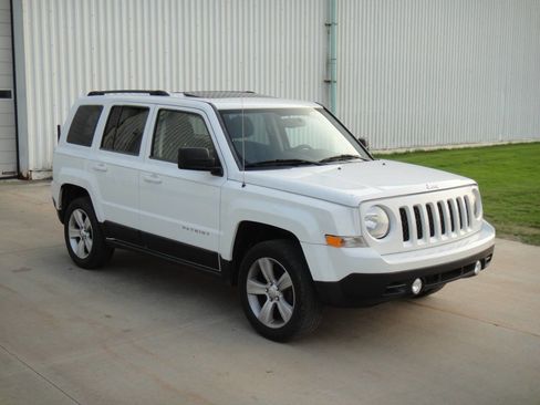 Used 2014 Jeep Patriot Latitude w/ Sun/Sound Group image 4