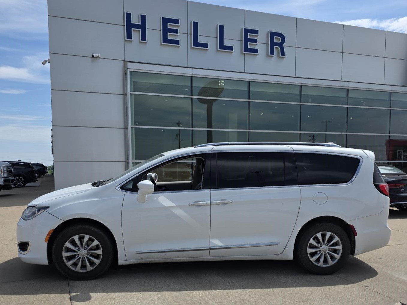 Used 2019 Chrysler Pacifica Touring-L FWD image 3