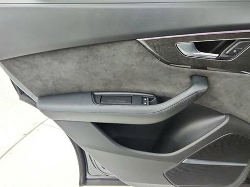Used 2020 Audi Q8 Prestige w/ Prestige Package image 32