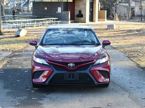 Used 2018 Toyota Camry SE image 2