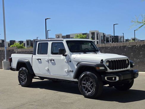 Used 2025 Jeep Gladiator Sport AWD/4WD image 2