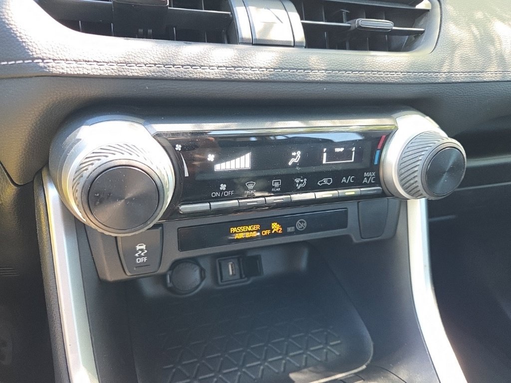 Used 2020 Toyota RAV4 LE FWD image 38