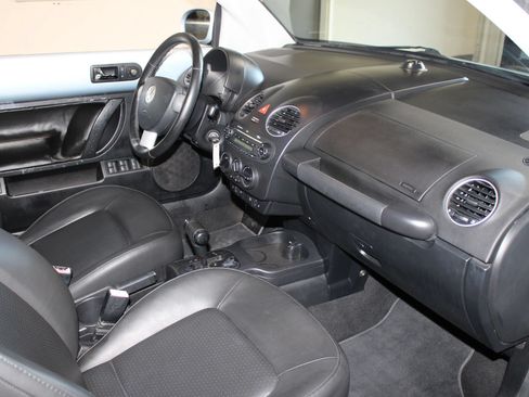 Used 2010 Volkswagen Beetle Convertible FWD image 20