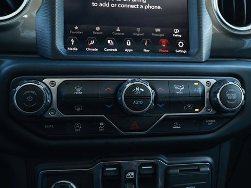 Used 2023 Jeep Wrangler Unlimited Sahara AWD/4WD image 17