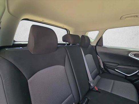 Used 2025 Kia Soul LX w/ LX Technology Package FWD image 17