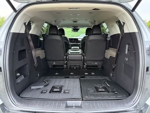 Used 2025 Kia Carnival EX FWD image 30