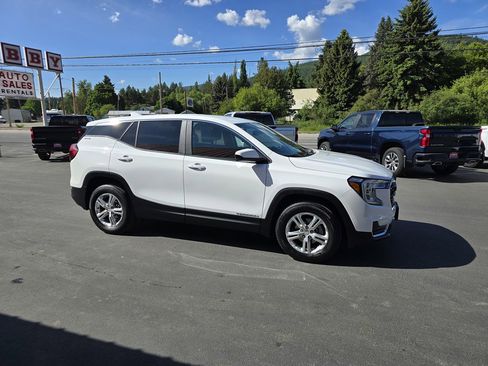 Used 2024 GMC Terrain SLE image 3