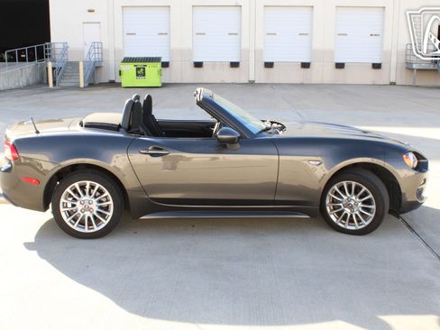 Used 2017 FIAT 124 Spider Classica image 4